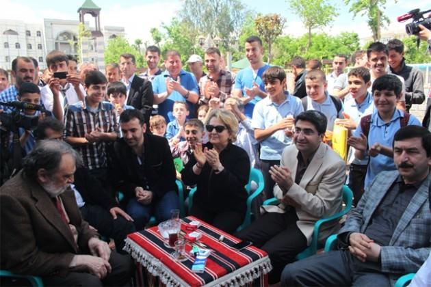 Heyet üyeleri daha sonra Şırnak Baro lokalinde düzenlenen toplantıda Sivil Toplum Kuruluşu (STK) temsilcileri ile bir araya geldi. Baro lokalindeki toplantının açılış konuşmasını Heyet Başkanı Yılmaz Ensaroğlu yaptı.