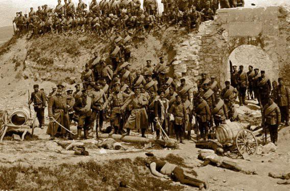 <p>Kitapta, fotoğrafların yanı sıra savaşın arka planı, açlıktan ölen insanlar, savaş sonrası yaşananlar ve yapılan hatalar da aktarılıyor. Edirne'ye giren Bulgar ordusu Türk şehitleri önünde poz veriyor.</p>