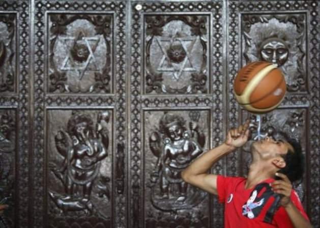 <p>Thaneshwar Guragai ağzında bir diş fırçasıyla 22.41 saniye basketbol topu çeviriyor.</p>