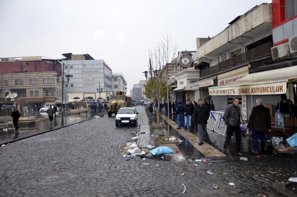 <p><strong> İlçeden göç sürüyor</strong></p>
<p>Teröristlerin hayatı hiçe sayan saldırılarından endişe duyan bazı vatandaşların ise ilçeden ayrıldığı görüldü.</p>