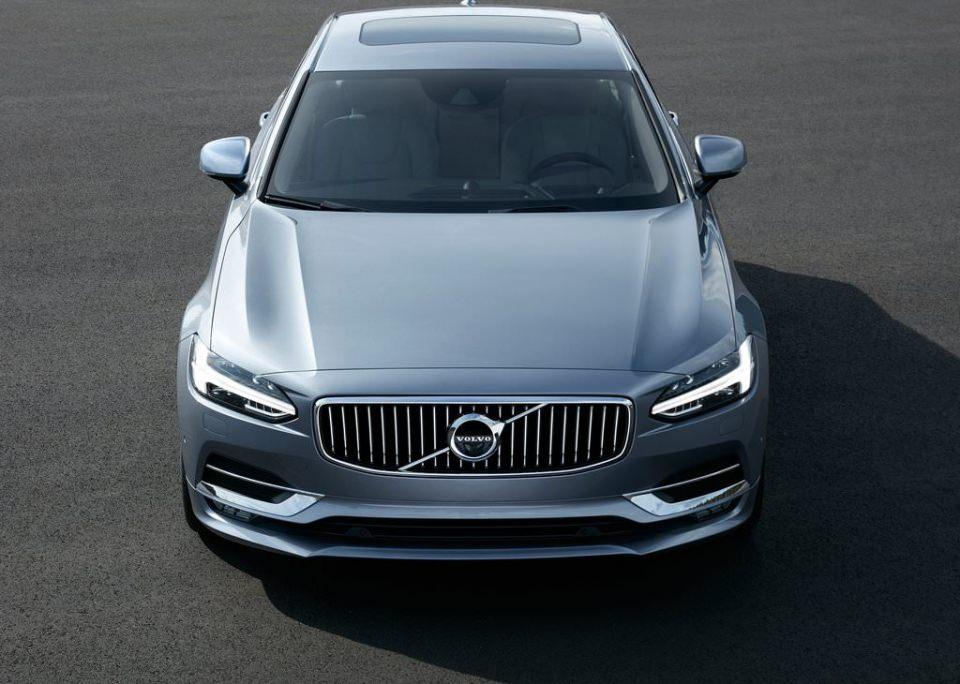 <p>Volvo S90'ın en alt seviyede yer alan 2 litre hacimli ve turbolu T5 modeli 240 beygir, süperşarj temelli T6 modeli 302 beygir, arka aksında 60kW'lık elektrik motoru bulunan hibrit modeli T8 ise tam 400 beygir seviyesinde güç üretebiliyor.</p>
<p> </p>