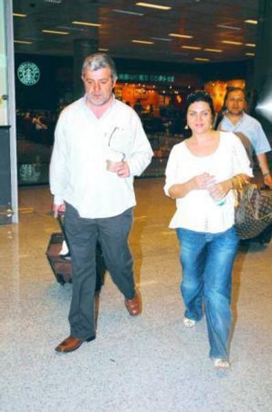 SİBEL CAN Sanatçı Sİbel Can, eski eşi Sulhi Aksüt ile Umre'ye gitti. İstanbul dönüşü havalimanında gazetecilerin sorularını yanıtlayan Can, o toprakları görmekten mutluluk duyduğunu ve bunun için Allah'a şükrettiğini söyledi.