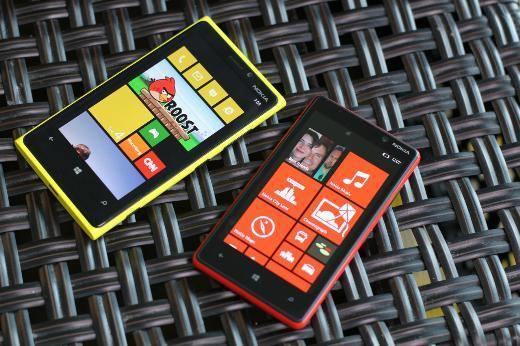 Lumia 920 4.5 inç'lik dev bir ekranı olan Lumia 920'nin bir diğer özelliği de kablosuz şarj imkanını kullanıcılara sunması. 
