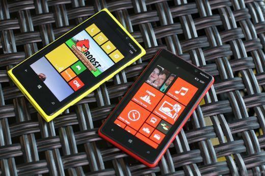 Lumia 920 4.5 inç'lik dev bir ekranı olan Lumia 920'nin bir diğer özelliği de kablosuz şarj imkanını kullanıcılara sunması.