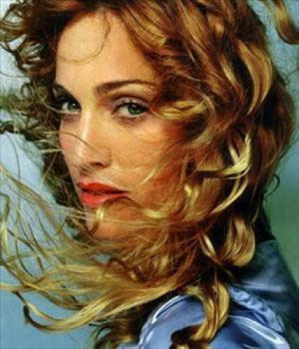 Madonna 1958 – Tüm zamanların en başarılı kadın pop sanatçısı. Müziğin 'aykırı kraliçesi' 1980`lerden itibaren pop kültürüne damgasını vurdu.