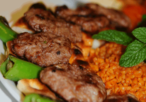 <p>Piyasadaki dönerlerden çok farklı bir lezzete sahip döner ve kebap bulunan Ağababa Döner'de gündüz 11;30 ile 15;00 arasında 12 çeşit sulu yemek ile günlük olarak yöresel yemekler ve unutulan Osmanlı yemekleri servis ediliyor.</p>