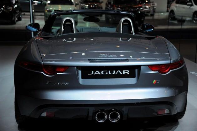 Jaguar F-type - Fuarı organize eden Belçika otomobil federasyonu Febiac yazıyı aldıktan sonra otomobil üreticilerinden stantlarındaki mankenlerin uygun giyimli olmasını istedi.