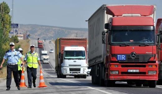 Radarların yerini belirleyen veya sürücüyü ikaz eden cihazları üretmek veya ithal etmek 2 milyon 120 bin liradan 3 milyon 535 bin liraya kadar para cezası. Bu cihazları araçlarında bulunduran sürücülere ise bin 407 liradan 2 bin 120 liraya kadar para cezası.