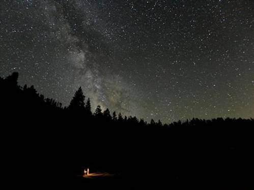 İnsanlar ve uzay kategorisi özel ödül ikincisi. Fotoğrafçı Haziran 2011`de Yosemite`ta dolaşırken ormanın ortasında kaybolan bu iki dağcıyla karşılaşmış. Fotoğrafta yıldızlar dışındaki tek ışık kaynağı minik bir el feneri.