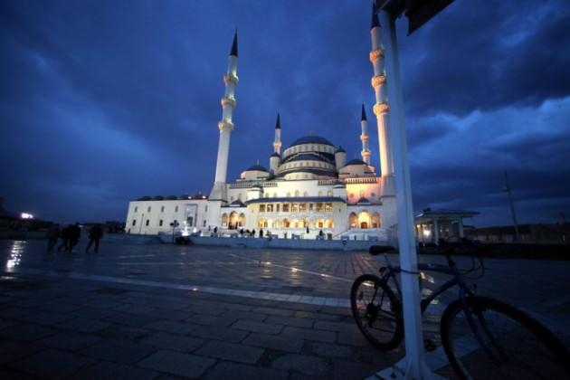 1. YA İLAHE'L-ALEMİN! Bize verdiğin isteme duygusu ve istenenleri vereceğin inancıyla rahmetinin vüs'ati genişliğindeki kapına dayanıyor, şu mübarek berat gecesinde bir kere daha hâlimizi arz etmek istiyoruz.