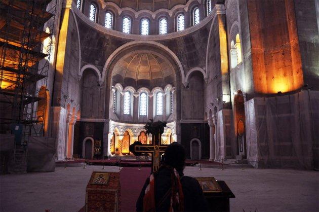 <p>1900'lerin başında yapımına başlanan Kilise 1.Dünya Savaşı ve 2.Dünya Savaşı'nda durdurulmuş. 1945 yılında Koministler tarafından engellenen Kilise için 1979 yılına kadar hiçbir şey yapılamamış. 2001 yılında tamamlanan Kilise'nin iç çalışmaları ise halen devam ediyor ve ne zaman biteceği de bilinmiyor.</p>
