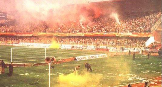 Galatasaray-Eintracht Frankfurt Galatasaray, 1992-93 sezonunda UEFA Kupası 2. tur eşlemesinde Almanya'da 0-0 berabere kaldığı Eintracht Frankfurt'u rövanş karşılaşmasında 1-0 mağlup ederek 3. tura yükseldi.