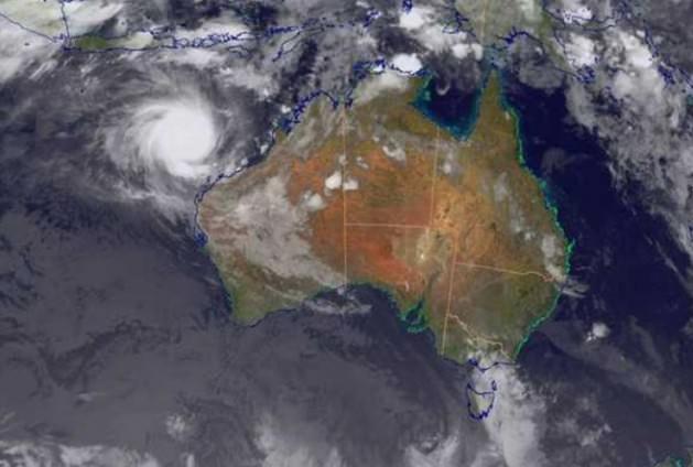 Tsunamiyi andıran kum dalgalarının yüksekliği 2 metreye çıkarken, görüş mesafesi 100 metreye düştü. Bölgeye yağmur düşmemesi de halkı zor durumda bıraktı.