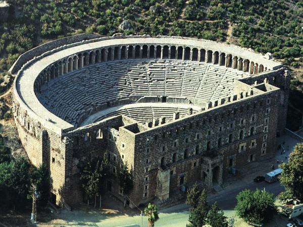 <p><strong>Antik güzel Aspendos</strong><br />
Aspendos, amfitiyatrosuyla meşhur bir antik kent. Antalyanın 49 km. batısında yer alıyor. M.S. 2. yyda Romalılar tarafından inşa edilen tiyatro 15 bin kişi kapasitesi ile en iyi korunmuş eski yapılardan.</p>
