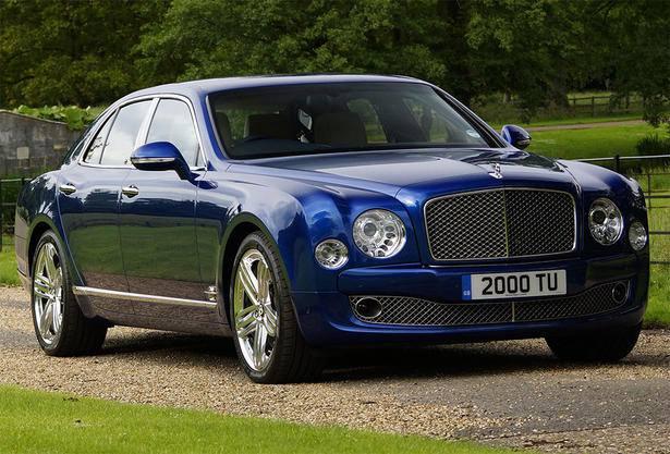 <p><strong>8. Bentley Mulsanne</strong><br /><br /> Bentley'in, Mulsanne modelinde 505 beygir gücüne sahip, 6.75 litre hacimli, çift turbo bir V-8 motor bulunmakta. 100 km/saat hıza 5.1 saniyede ulaşmakta. Avrupa'da 298.900$ dan başlayan fiyatlarla satışa çıkan Bentley Mulsanne Türkiye'de 705.000€ gibi cüzi(!) bir miktara satın alınabilmekte. Hız tutkunları için bu paraya çok daha performanslı araçlar bulunmasından ötürü tercih edilen bir araba değildir. </p>
