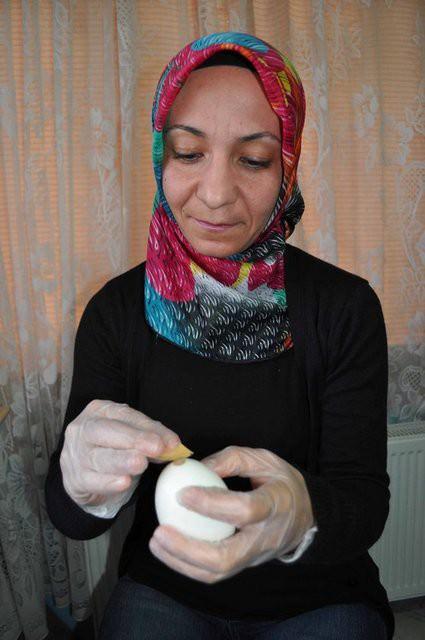 Tokat’ın Turhal İlçesi’nde 3 arkadaşın başlattığı çalışma kapsamında, kırılmaya dayanıklı hale getirilen ve 60 günde 130 ayrı işlemden geçirilerek figürlerle süslenen kaz yumurtaları ilgi görüyor