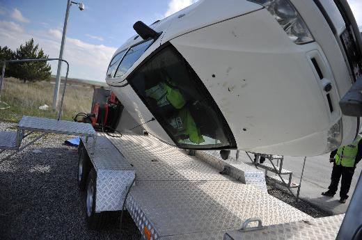 <p>Bir platforma monte edilen ve kendi etrafında 360 derece dönebilen araca öğrenciler ikişerli olarak bindi. Öğrencilerin deneyimleme sırasında yaşadıklarını daha sonra izleyebilmeleri için de aracın ön tarafına kamera konuldu.</p>