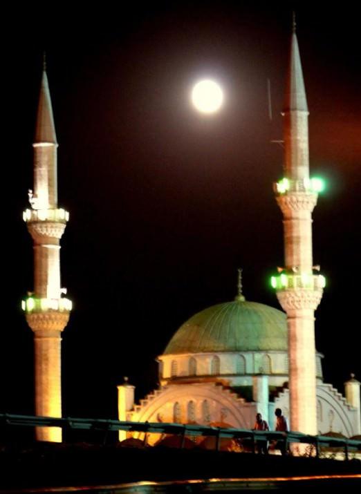 İSTANBUL'da akşam saatlerinde çıkan dolunay izleyenlere eşsiz bir güzellik sergiledi, kartpostallık görüntüler ortaya çıktı. Hemen hemen tüm semtlerden görülen dolunay seyir keyfi yaşattı.