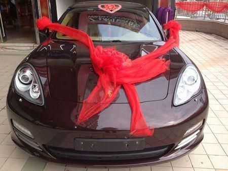 Çin'in en büyük fayans şirketlerinden birinin patronu olan Wu Duanbiao, kızına düğün hediyesi olarak 4 kutu altın ile Porche ve Mercedes markalı 2 lüks otomobil hediye etti.