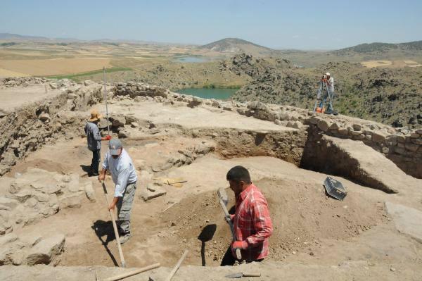 Kazı çalışmalarının devam ettiğini belirten Arkeoloji öğretim üyesi Japon Kimiyashi Matsumura ise, "Burası M.Ö. 2 bin yılında Hititlere ait büyük şehirlerden biri. Yanından geçen Kızılırmak yolu üzerinden her türlü ticaret yapılıyormuş. Bu araştırmadan önemli sonuçlar elde edeceğimize inanıyorum" dedi.