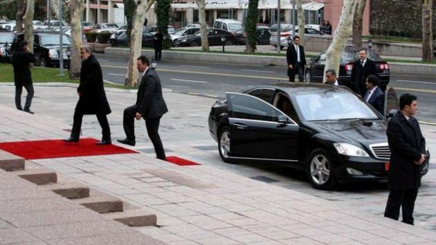 <p>Enerji ve Tabii Kaynaklar Bakanı Taner Yıldız'ın makam aracı Mercedes</p>