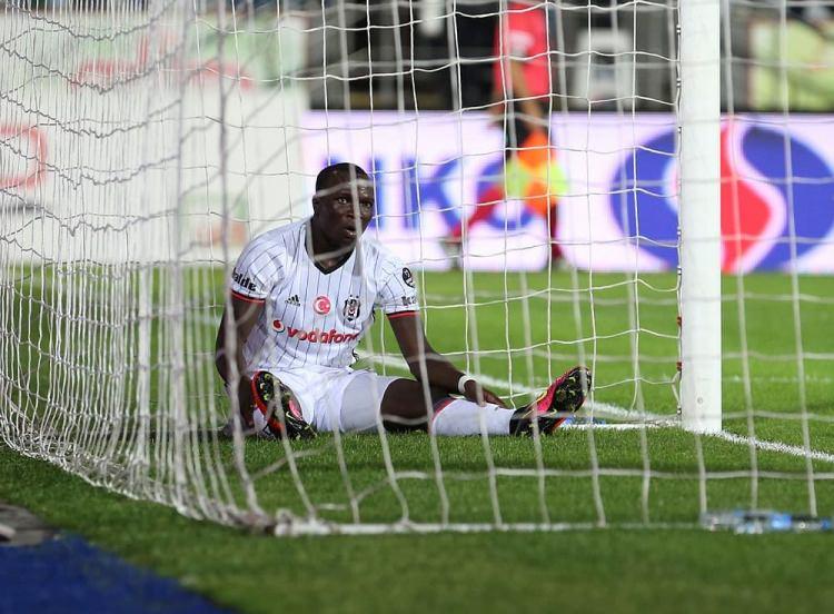 <p>-Aboubakar değil Abouatar ol biraz be oğlum Gomez'i geçtim Almeida'yı özledim diyenler oldu kaçırdığın goller sonrası düşün yani :(</p>
