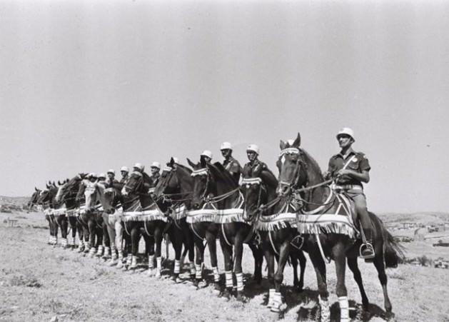 T&Uuml;RK Polis Teşkilatı'nın 168'inci kuruluş yıld&ouml;n&uuml;m&uuml; kutlanırken, Emniyet Genel M&uuml;d&uuml;rl&uuml;ğ&uuml;'n&uuml;n resmi internet sitesinde yer alan siyah beyaz fotoğraflar, d&uuml;nden bug&uuml;ne polisin ge&ccedil;irdiği aşamaları g&ouml;zler &ouml;n&uuml;ne seriyor.