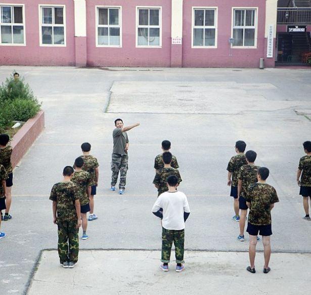 <p>Dünya genelinde sıkça telaffuz edilmeye başlanan yeni rahatsızlık; 'internet bağımlılığı'na karşı Çin'de oldukça sıkı önlemler alınıyor.<br />
<br />
Çin'de bu alanda hizmet veren onlarca rehabilitasyon merkezi var ama aralarından biri tesisteki hastalara uyguladığı askeri eğitimleri aratmayacak uygulamaları ile dikkat çekiyor.</p>
