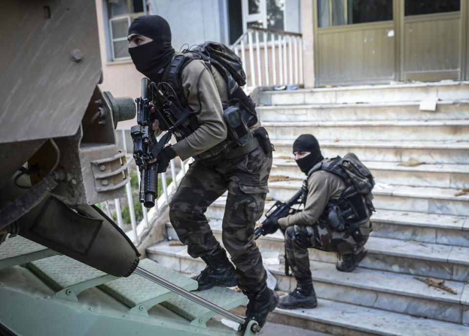 <p>Hendeklerin kapatılması, barikatların kaldırılması sırasında teröristlerce güvenlik güçlerine uzun namlulu silahlar ve roketatarlarla saldırıda bulunuluyor.</p>
<p> </p>