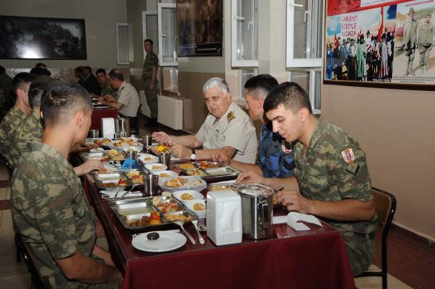 <p>Komutanların da katıldığı erbaş/erlerin iftar yemeğinin 23 Temmuz 2013 Salı günü Genelkurmay Destek Kıtaları Grup Komutanlığında yapıldığı öğrenildi.</p>