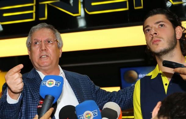Aziz Yıldırım'ın başkanlığı dönemindeki çok tartışılan bir diğer olay ise Alex'in ayrılışı oldu. 2012-2013 sezonunda yaşanan kriz sonrası Brezilyalı yıldız, takımdan gönderildi. Bu dönemde Alex'in açıklamaları, taraftarların tepkileri ve Başkan Yıldırım'ın havaalanında tercüman Samet Güzel ile birlikte yaptığı açıklamalar uzun süre gündemde kaldı.