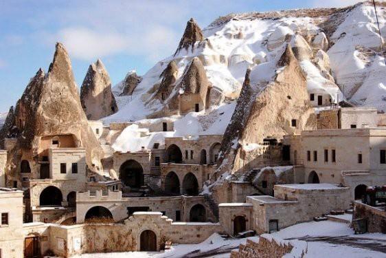 <p>Mağara Otel- Türkiye<br />Peri Bacaları manzarasıyla Türkiye'nin Kapadokya bölgesi, birçok turistin ilgisini çekiyor. Peri Bacalarının içlerine oyulmuş oteller de ziyaretçileri çeken etkenlerden.</p>