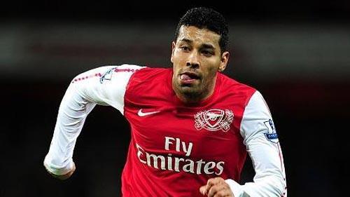 ANDRE SANTOS     Şike soruşturmasının baş göstermesinin ardından Fenerbahçe’den ayrılanlar kervanına katılan ve farklı ufuklara yelken açan Andre Santos Ada’da beklentilerin uzağında kaldı. İlk sezonunda Wenger’in yavaş yavaş ısınması için bazı maçlarda görev verdiği Brezilyalı futbolcu, 2. yılında beklenen patlamayı yapamadı. Premier Lig’de şu ana dek 4 maçta forma giyen Santos bunların sadece ikisine ilk 11’de başladı. Zaman zaman Arsenal’in rezerv takımıyla maçlara çıkan oyuncu geçtiğimiz günlerde twitter hesabından ‘Teklif gelirse değerlendiririm’ açıklamasını yaptı.