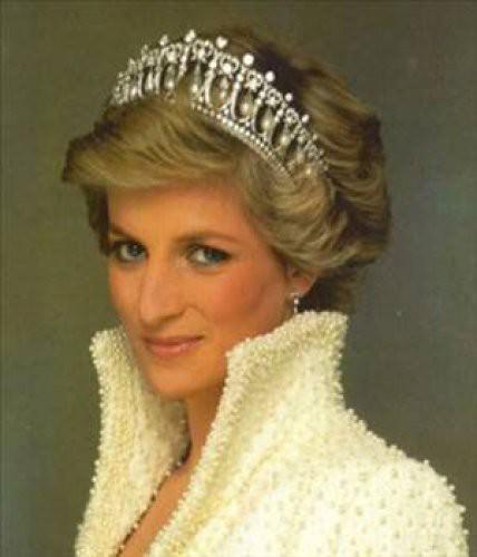 Prenses Diana 1961-1997 Gelmiş geçmiş en çok fotoğrafı çekilmiş kişi olmasının dışında Prenseslik ünvanıyla yaptığı hayır işleri ve toplumun alt kesimleriyle kurduğu yakın ilişkilerden dolayı 20. yüzyılın en çok tanınan ve sevilen hümanist ikonlarından biri haline geldi... 1997`deki ölümü dünya çapında büyük ses getirmiştir.