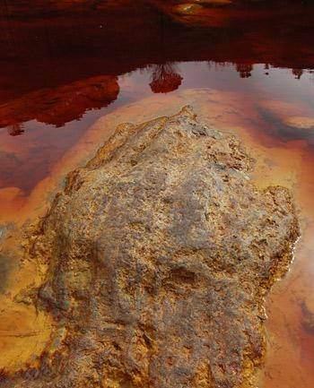 <p>Rio Tinto, İspanya İspanya’da Sierra Morena dağlarında bulunan Rio Tinto, kan kırmızısı rengiyle ünlü. Yoğun demir içeren nehrin civarında, 5 bin yıllık bakır, altın ve gümüş madenleri yer alıyor.</p>