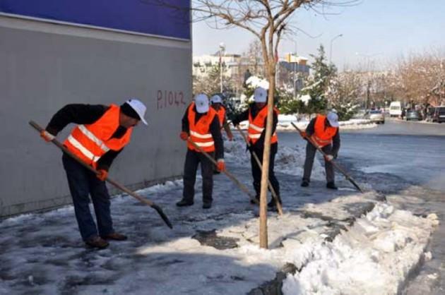 Yol ve pistlerdeki kar ve buzun kaldırılması