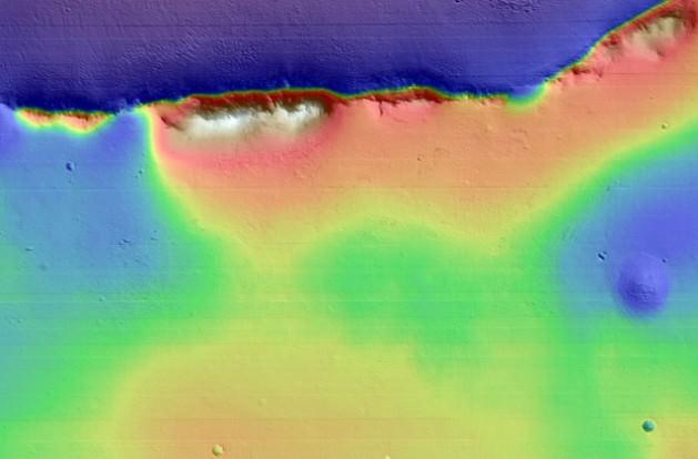 <p>HiRISE takımı Mars yüzeyindeki aynı noktaların farklı yörüngesel geçişleri olan ‘stereo eşlenmiş’ gözlemleri kullanıyor. Böylece coğrafi haritalar daha ayrıntılı ve doğru değerlendiriliyor. Yüksek çözünürlükteki bu dijital arazi modelleri (DTM) bilimsel araştırmalar için önemli veriler içeriyor. Mars’taki barkan kumulları dev boyutlarda olabiliyor. Fotoğraftaki örnek yaklaşık 300 metre yüksekliğinde ve dik yamacı yakın zamanda bir heyelana tanık olduğunu öne sürüyor.</p>