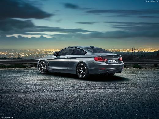 <p>BMW: 520Li, 316i Touring, 3 Serisi Gran Tourismo, 4 Serisi, X5, 2 Serisi Borusan Otomotiv, 2013’te birçok yeni aracı tüketicilerin beğenisine sunacak. Normal gövdeden 14 cm daha uzun olan BMW 520 Li’nin satışına ilk çeyrekte başlandı. 2013’ün ikinci çeyreğinde yeni BMW 316i, Touring gövdesi ile pazarda yerini alacak. İkinci çeyrekte gerçekleşen yenilik ise BMW 3 Serisi’nin Gran Turismo modeli oldu. BMW’nin en önemli yeniliği hiç kuşkusuz 3 Serisi Coupe ve Cabrio’nun yerini alacak olan BMW 4 Serisi olacak. Otomobil yılın üçüncü çeyreğinde yollara çıkacak. İlk olarak Coupe gövde ile pazara girecek olan BMW 4 Serisi’nin dördüncü çeyrekte de cabrio gövdesi satışa sunulacak. Yılın son çeyreğinde pazarda yer alacak diğer bir model lüks SUV segmentinin en eski üyelerinden BMW X5. Üçüncü jenerasyonu ile sunulacak, yepyeni tasarımı ve motor seçenekleri ile yıl sonuna hareket getirecek. 2011 yılı Eylül ayında Türkiye lansmanı yapılan BMW 1 Serisi’nin coupe versiyonunun BMW 2 Serisi olarak 2013’ün son çeyreğinde pazarda yerini alması bekleniyor.</p>