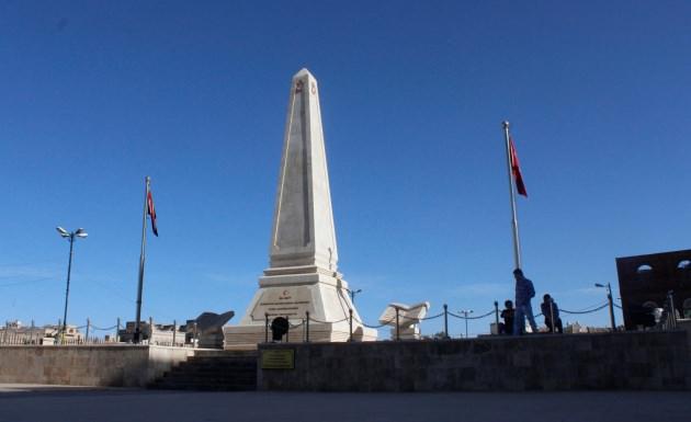 <p>İşte Yemen i&ccedil;in de "Havada bulut yok bu ne dumandır, Mahlede &ouml;l&uuml;m yok bu ne figandır, şu Yemen elleri ne de yamandır. Ah o Yemen'dir g&uuml;l&uuml; &ccedil;emendir. Giden Gelmiyor acep nedendir" dizeleri d&ouml;k&uuml;lm&uuml;ş ve '<strong>GİDENİN GELEMEDİĞİ'</strong> &uuml;lke olarak literat&uuml;re ge&ccedil;miş. Y&uuml;z yıl &ouml;nce yazılan t&uuml;rk&uuml;n&uuml;n bu g&uuml;nde ge&ccedil;erliliği var gibi &ccedil;&uuml;nk&uuml; siyasi ve dini oyunlar sonucu &uuml;lkede hala &ccedil;atışma, bombalı saldırı ve adam ka&ccedil;ırma gibi olumsuz durumlar yaşanabiliyor.</p>