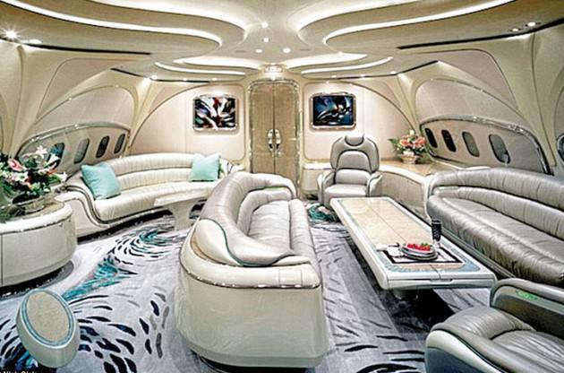 Ünlü oyuncunun, Embraer SA Legacy 650 uçağı sadece 14 kişilik kapasiteye sahip. Çok sayıda uçağı olan Prens El Velid'in ise uçağında konser salonu var. Büyük bir piyanonun bulunduğu Boeing 747 uçağında, prense ait bir taht bile var. 