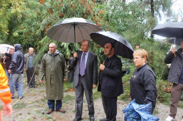 <p>Urla Kaymakamı Şehmus Günaydın ve Belediye Başkanı Selçuk Karaosmanoğlu Özbek köyüne gelerek incelemelerde bulundu.</p>