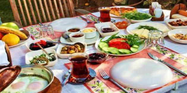 <p>Timeout İstanbul dergisinde, İstanbul'da yaşayan İspanyol göçmeni Santiago Brusadin tarafından sıralanan maddeler arasında daha ilginç olanlar da var. Bunlardan biri de arkadaşınız sizi evine akşam yemeği için değil kahvaltı için davet ediyorsa</p>