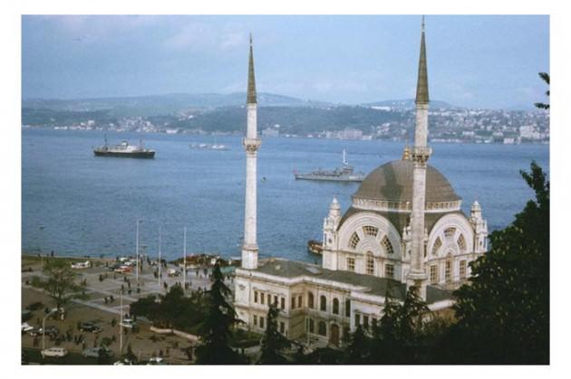 <p>Indiana Üniversitesi, Charles W. Cushman fotoğraf koleksiyonundan eski İstanbul fotoğrafları çıktı. Günümüze kıyasla daha tenha görülen İstanbul'un bu fotoğrafları 1965 yılında çekilmiş.</p>