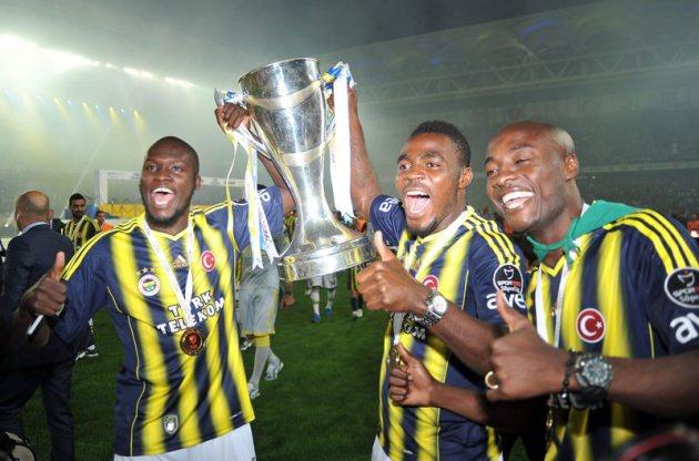 <p>Fenerbahçe Şükrü Saracoğlu Stadı'nda düzenlenen kupa töreninde sarı-lacivertli takıma lig tarihindeki 19. şampiyonluğun kupasını, Türkiye Futbol Federasyonu (TFF) Başkanı Yıldırım Demirören ve 1. Başkan Vekili Servet Yardımcı verdi.</p>