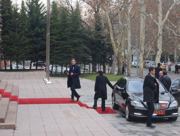 <p>Kültür ve Turizm Bakanı Ömer Çelik'in makam aracı Mercedes</p>