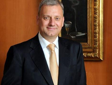 Bireysel emeklilik avantajlı YAPI Kredi CEO'su Faik Açıkalın: 'Hem dünya piyasalarında hem de ülkemizde volatilitenin, dolayısıyla da risklerin yüksek olduğu bir dönemden geçiyoruz. Bireysel yatırımcılara en önemli tavsiyemiz yatırımlarını çeşitlendirerek riski dağıtmaları ve uzman görüşü alarak iyi tanıdıkları enstrümanlara yatırım yapmaları. Halihazırda portföy yönetim şirketleri bu hizmeti veriyor. Bireysel yatırımcılar uzman görüşlere başvurarak arzu ettikleri risk seviyesi ve enstrüman çeşitliliğine göre yatırım yapabilirler. Diğer taraftan, yeni teşvik sistemiyle daha da avantajlı hale gelen bireysel emeklilik sisteminin de önemli yatırım imkanları sunduğunu düşünüyor ve tavsiye ediyoruz. TL cinsi enstrümanlar dövize göre daha tercih edilebilir .'