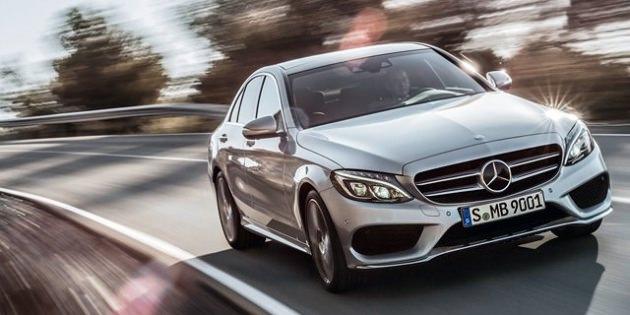 <p><strong>YÜRÜYEN TEKNOLOJİ ÜSSÜ</strong></p>
<p>Mercedes yeni modelinde konfor, güvenlik ve eğlence sistemleri konusunda son derece cömert davranmış. Orta konsola yerleştirilen dokunmatik kumanda, ön paneldeki geniş bilgi ekranı, sürücüyü yorgun olduğunda uyaran sistemler, arkadan çarpışma risklerini engelleyen, takip edilen araçla mesafeyi ayarlayan sistemler bunlardan sadece birkaçı.</p>