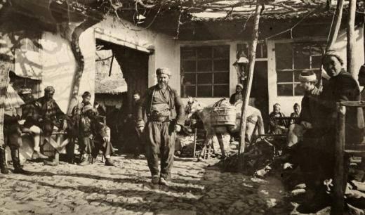 <h2>Bir kahvenin önü.</h2>