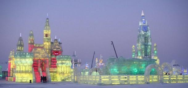 Çin'de gerçekleşen 'Jingyue Snow World Festival' adlı geleneksel kar festivalinde dev binalar inşa edildi. Binaların özelliği ise hepsinin kardan yapılması... 200 kilometrekarelik bir alanda gerçekleşen festival için onlarca sanatçı günlerce çalıştı. Heykeller, gece de ışıklandırılarak görsel bir şölen sunuyor.