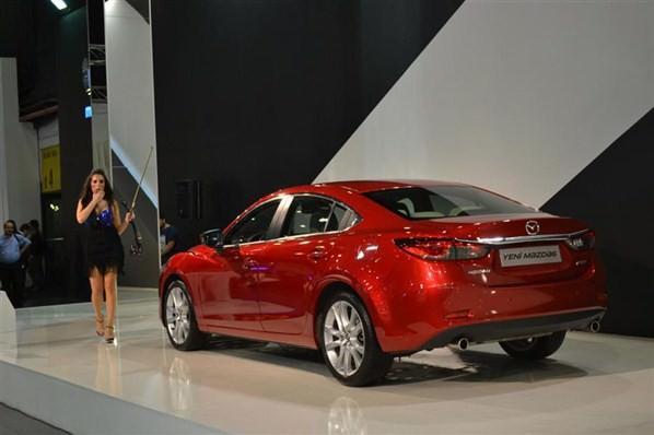   Mazda'nın yeni 6 modelinin canlı müzikli tanıtımı.
